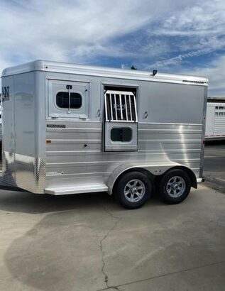 2022 Logan Coach BULLSEYE Horse Trailer