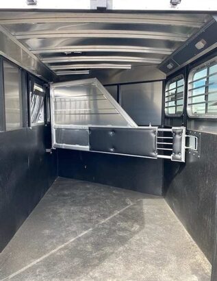 2022 Logan Coach BULLSEYE Horse Trailer